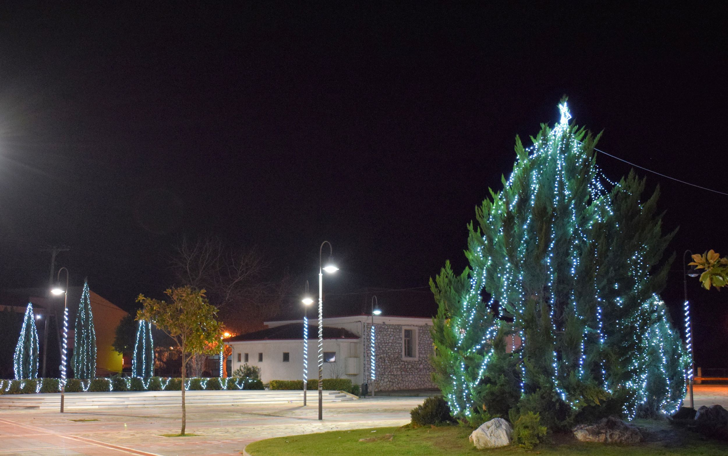 Άναψαν όλα τα χριστουγεννιάτικα δέντρα στον Δήμο Κιλελέρ